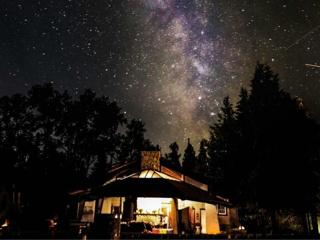 lodge under the starry sky